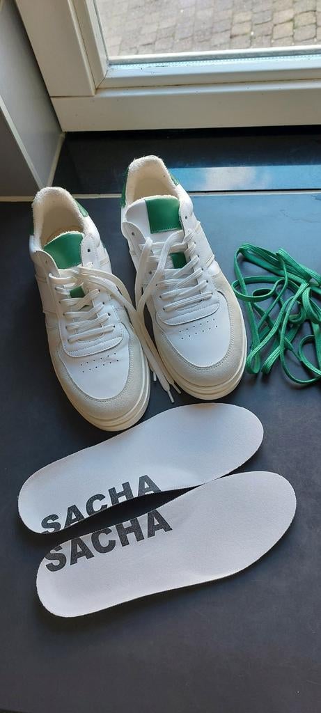 Nieuwe witte leren sneakers Sacha maat 40. Groene details., Wit, Nieuw, Ophalen of Verzenden, Sneakers of Gympen