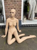 ZITTENDE ETALAGEPOP PASPOP MANNEQUIN ETALAGEFIGUUR, Ophalen of Verzenden, Zo goed als nieuw