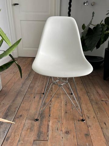 Vitra Eames stoel wit Eiffel (2x) beschikbaar voor biedingen