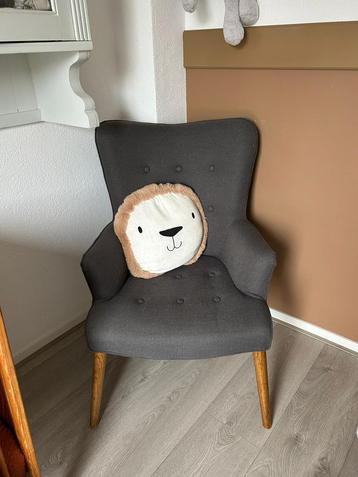 Nette stoel in landelijke stijl beschikbaar voor biedingen