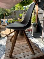 2x Grijze Stoel met Houten Poten, Huis en Inrichting, Stoelen, Ophalen, Kunststof, Zo goed als nieuw, Eén