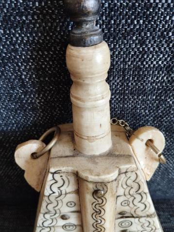 Mooi versierde pelgrimsfles - Midden-Oosten? beschikbaar voor biedingen