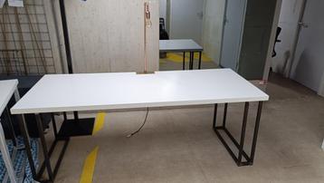 Upcycled, groot, stevig bureau met lamp beschikbaar voor biedingen