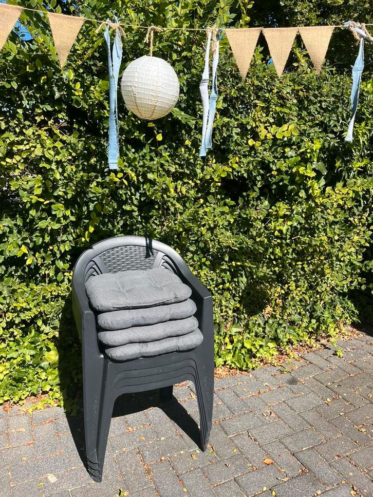 4 grijze stapel tuinstoelen tuinstapelstoelen €20,- kussens, Tuin en Terras, Tuinstoelen, Zo goed als nieuw, Kunststof, Stapelbaar