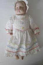 Z.G.A.N. SLAPENDE BABYPOP MET PRACHTIGE KLEDING., Verzamelen, Poppen, Ophalen of Verzenden, Zo goed als nieuw, Kleertjes, Levensecht of Reborn