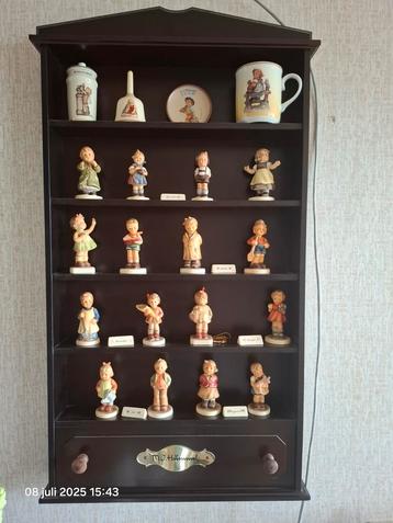 M.J. Hummul beeldjes met kast. beschikbaar voor biedingen