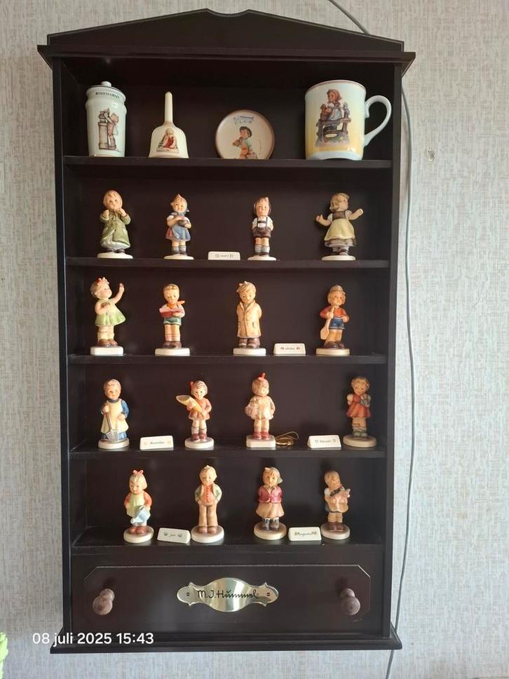 M.J. Hummel beeldjes met kast., Verzamelen, Complete verzamelingen en Collecties, Ophalen