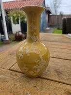 Geel porseleinen vaasje, chinees, Antiek en Kunst, Ophalen of Verzenden