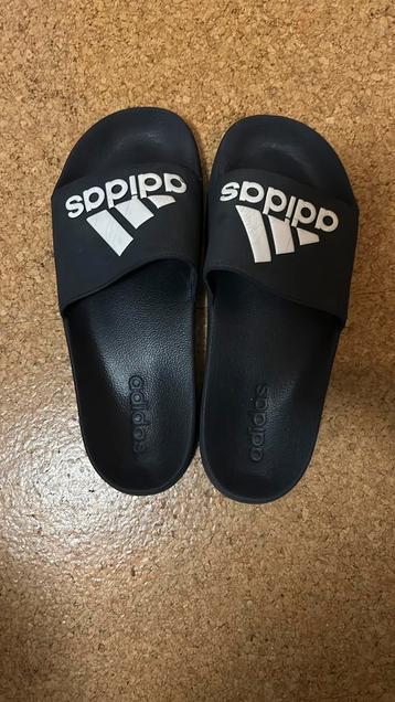 Slipper Adidas beschikbaar voor biedingen