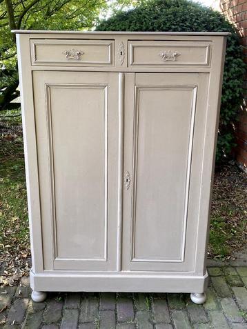 brocante meidenkastje beschikbaar voor biedingen