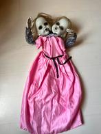 Pratende Griezelige Tweelingpop Halloween Decoratie, Ophalen of Verzenden, Zo goed als nieuw