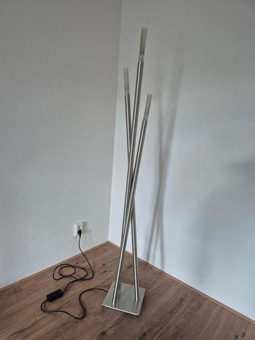 Stoere strakke lamp, 3 lichtpunten, dimbaar, staal. beschikbaar voor biedingen