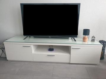Witte TV Kast met Glazen Blad beschikbaar voor biedingen