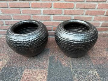 2 grote bloem potten antraciet grijs beschikbaar voor biedingen