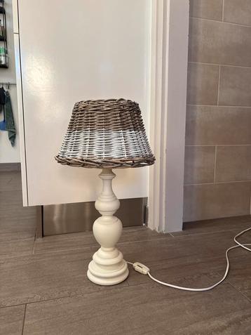 Brocante Tafellamp met Rieten kap beschikbaar voor biedingen
