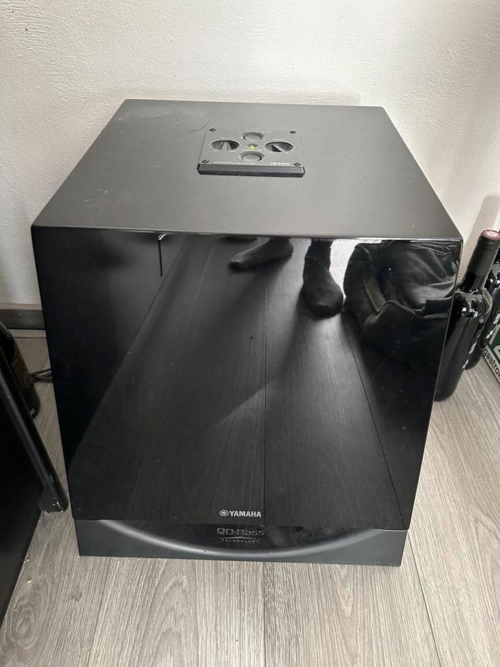 GEZOCHT: Yamaha NS-SW700 (in zwart piano lak), Audio, Tv en Foto, Luidsprekers, Zo goed als nieuw, Subwoofer, 120 watt of meer