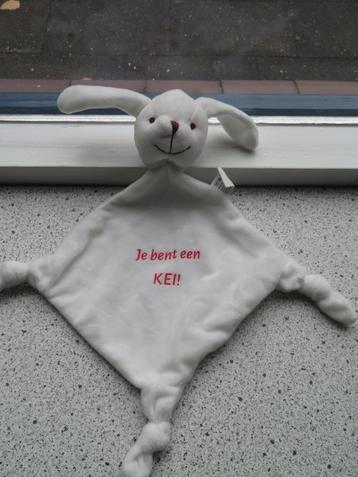 Knuffeldoek wit velours konijn met Je bent een kei in rood  beschikbaar voor biedingen