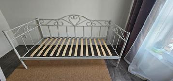 1 persoons  metalen bed beschikbaar voor biedingen