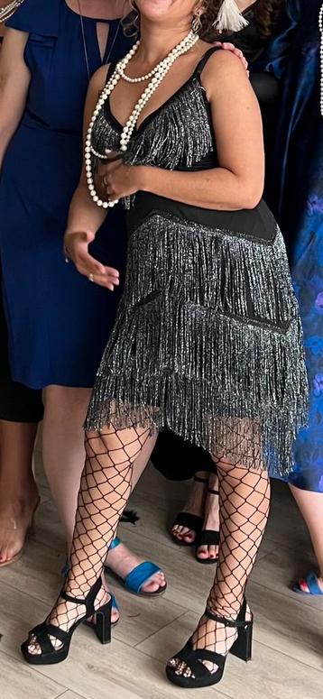 Zwarte jurk met franjes incl parelketting Gatsby - Maat M beschikbaar voor biedingen