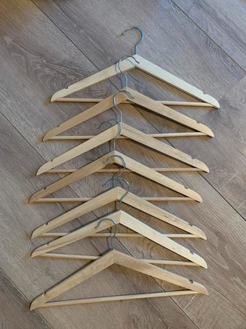 Houten Kledinghangers (7 stuks) beschikbaar voor biedingen