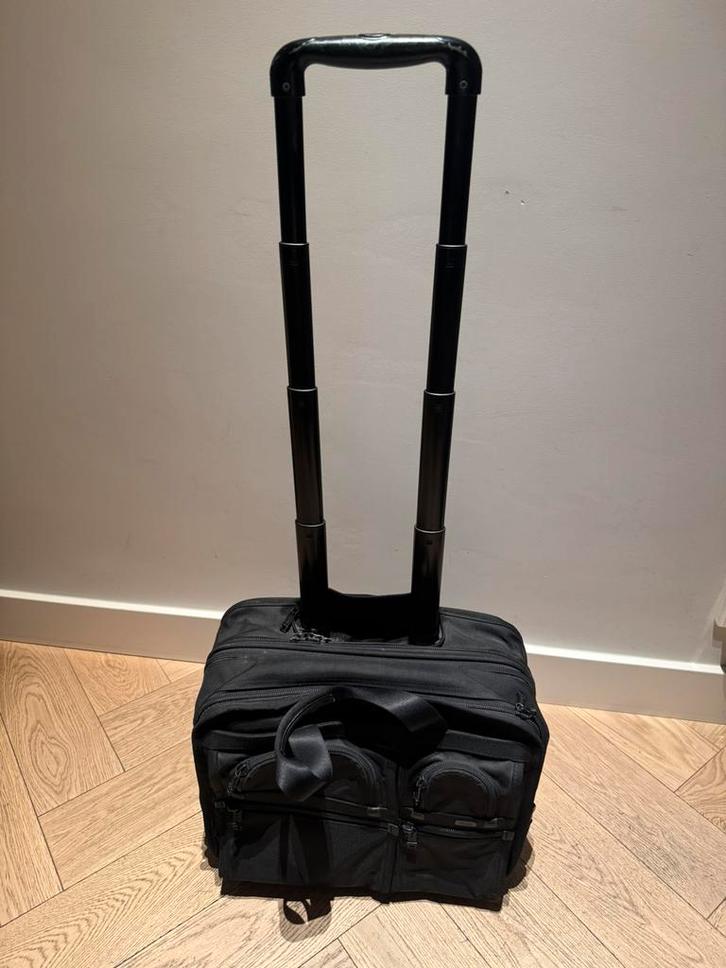Tumi zwarte business / pilot koffer op wielen, Computers en Software, Laptoptassen, Zo goed als nieuw, Trolleytas, 17 inch of meer