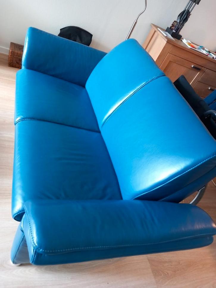 2 mooie blauwe leren banken van Prominent, Huis en Inrichting, Banken | Sofa's en Chaises Longues, Zo goed als nieuw, Tweepersoons