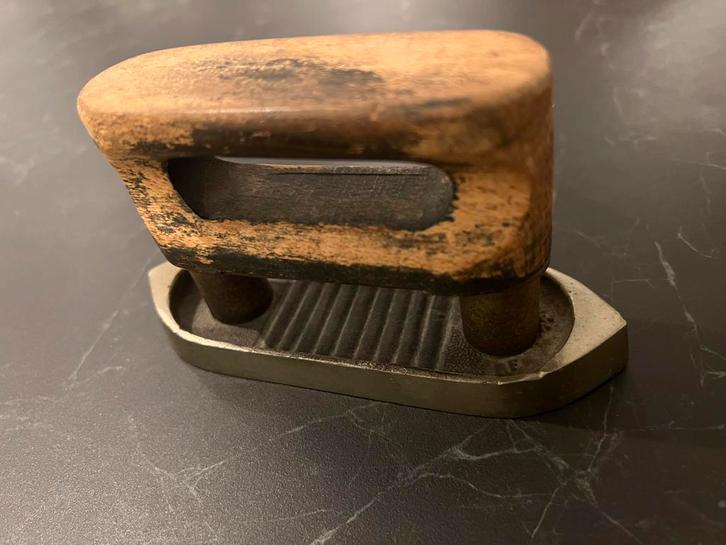 Antieke strijkbout strijkijzer omstreeks 1930 hout strijken, Antiek en Kunst, Antiek | Gereedschap en Instrumenten, Ophalen of Verzenden