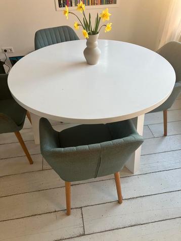 Mooie Eettafel rond 125 cm beschikbaar voor biedingen
