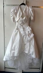 Witte strapless trouwjurk, bolero, schuine onderkant, sleep, Kleding | Dames, Trouwkleding en Trouwaccessoires, Ophalen, Gedragen