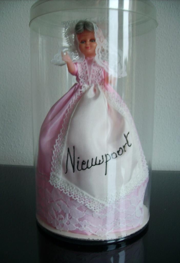 klederdrachtpop Nieuwpoort 17 cm. , roze, Ophalen of Verzenden, Zo goed als nieuw, Pop