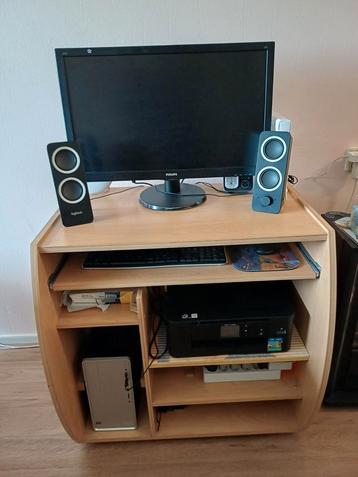 Compacte, handige computertafel (excl. accessoires) beschikbaar voor biedingen