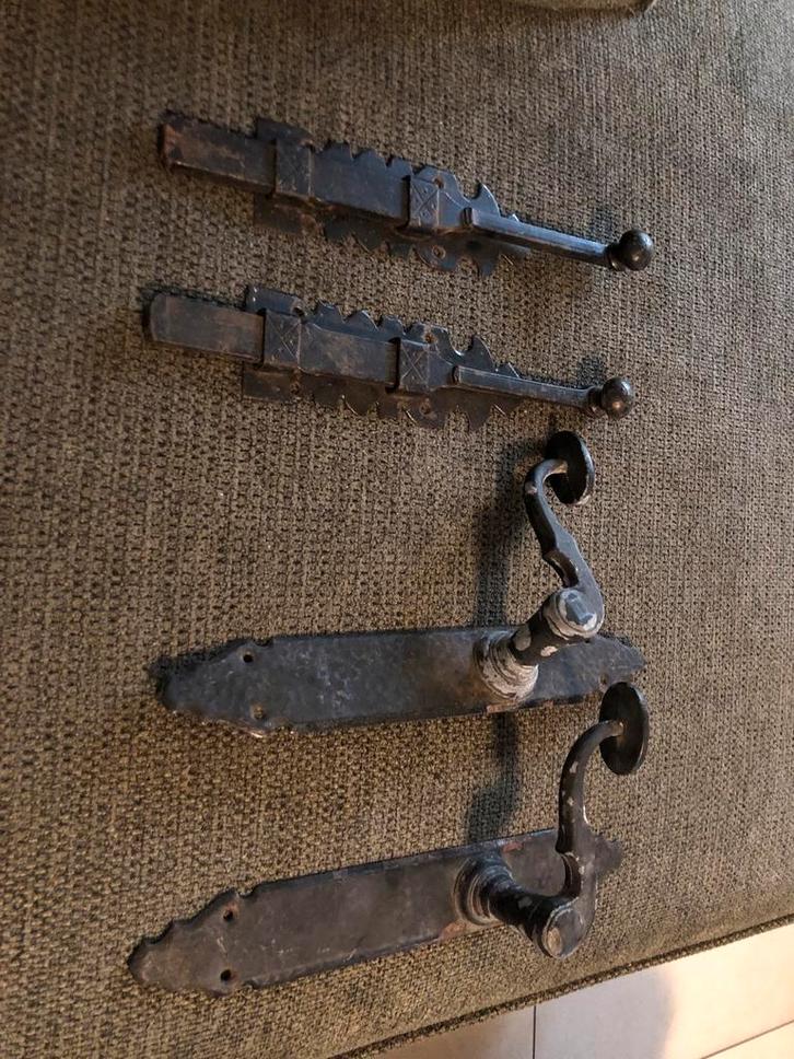 Oude deurklinken en grendels - set van 4, Doe-het-zelf en Verbouw, Hang- en Sluitwerk, Gebruikt, Klink of Kruk, IJzer, Ophalen of Verzenden