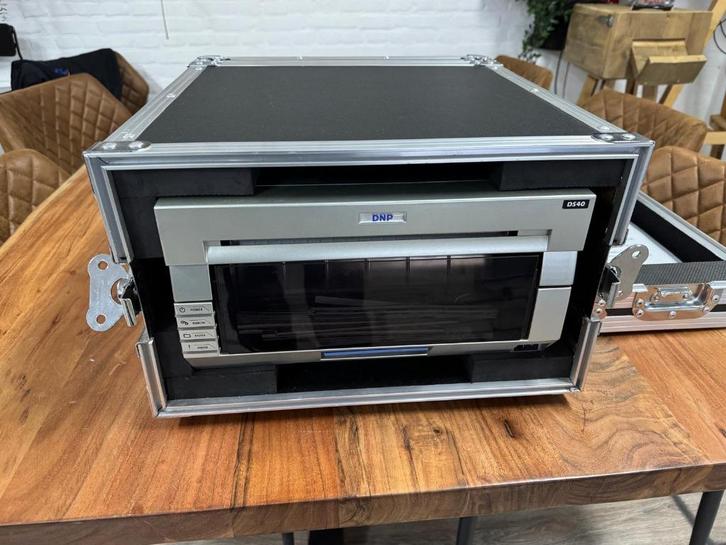 DNP DS Fotoprinter inclusief flightcase en 3 dozen papier., Computers en Software, Printers, Zo goed als nieuw, Fotoprinter, Overige technieken
