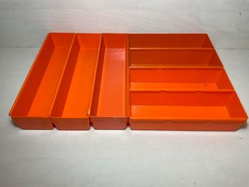 Bestekbakjes oranje afmetingen ca 30 x 8 of 23 x 8 beschikbaar voor biedingen