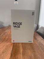 Muuto Ridge Vaas - Nieuw in doos!, Aardewerk of Porselein, Nieuw, Oranje, Ophalen of Verzenden