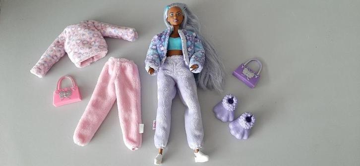donkere barbie met winterse fleece huispak en extra....., Kinderen en Baby's, Speelgoed | Poppen, Zo goed als nieuw, Barbie, Ophalen of Verzenden