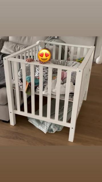 Witte houten box + 2 zachte boxkleden beschikbaar voor biedingen