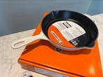 TIP: Le Creuset Deep Skillet 26 cm Meringue nieuw, Gietijzer, Nieuw, Ophalen of Verzenden, Keramische plaat