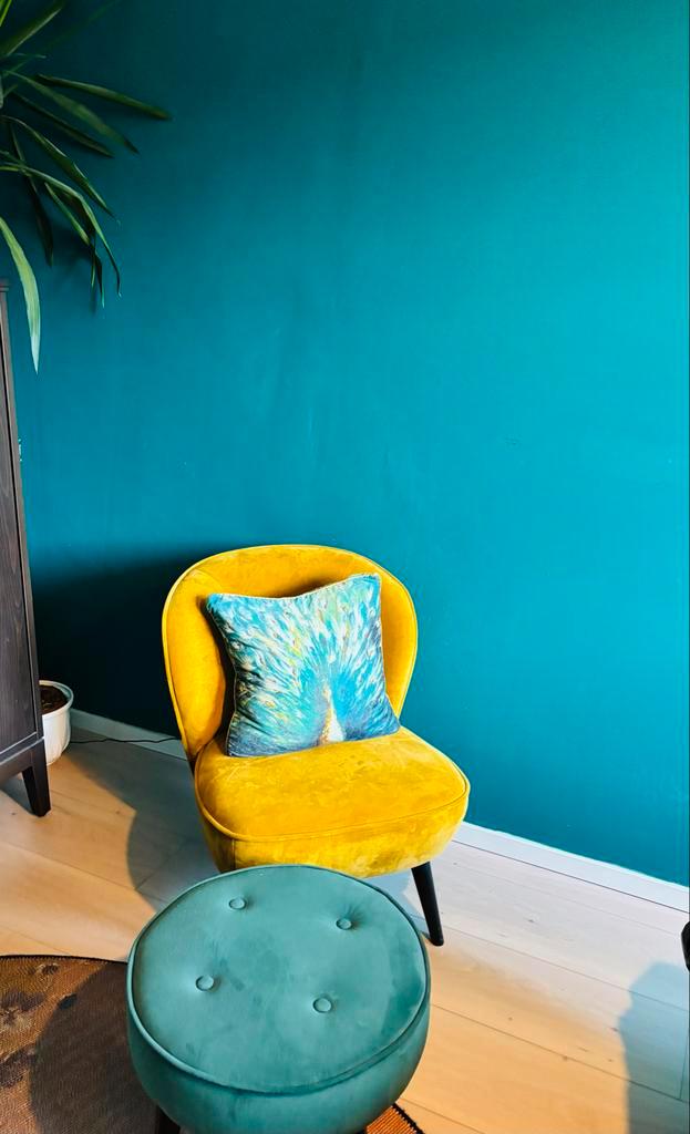 Woood Sara Mosterdgele fauteuil met poef & pauwenkussen, Huis en Inrichting, Stoelen, Zo goed als nieuw, Eén, Stof, Overige kleuren