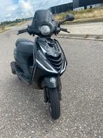 Mooie zwarte Piaggio Zip met witte stickers, Ophalen, Gebruikt, Zip