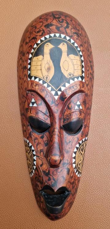 Masker - hout beschikbaar voor biedingen