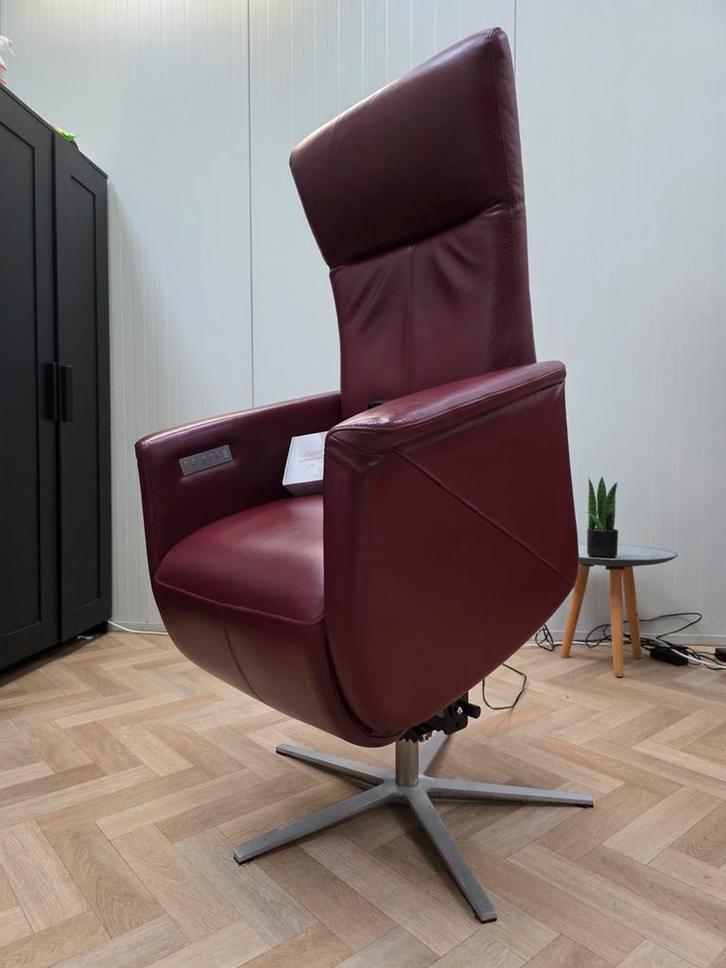 Prominent toscana accu sta op stoel XL rood MOET WEG, Huis en Inrichting, Fauteuils, Zo goed als nieuw, Leer, 50 tot 75 cm, Minder dan 75 cm