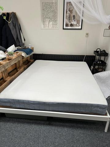 IKEA bed met matras te koop beschikbaar voor biedingen