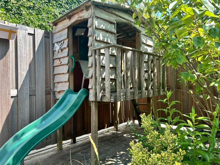 Leuk speelhuisje met glijbaan!, Kinderen en Baby's, Speelgoed | Buiten | Speelhuisjes, Gebruikt, Hout, Ophalen