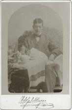 Afdruk van een man in kamerjas aan het ontbijt op fotopapier, Ophalen, Foto, Zo goed als nieuw, Voor 1940