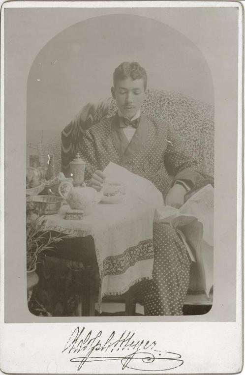 Afdruk van een man in kamerjas aan het ontbijt op fotopapier, Verzamelen, Foto's en Prenten, Zo goed als nieuw, Foto, Overige onderwerpen