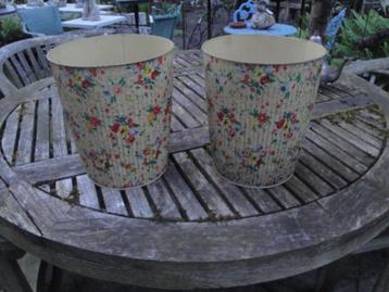 2 nostalgische  prullenbakjes of bloemen over pot beschikbaar voor biedingen