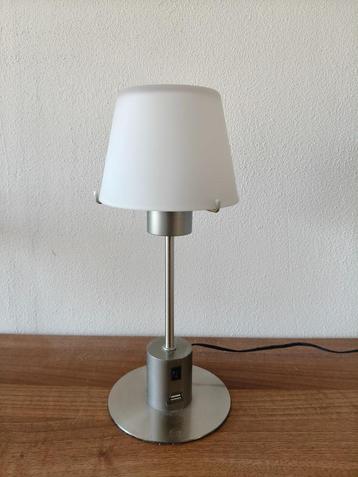 LED tafellampje met USB aansluiting beschikbaar voor biedingen