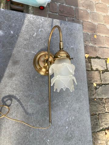 Vintage Wandlamp met Bloemvormige Kap beschikbaar voor biedingen