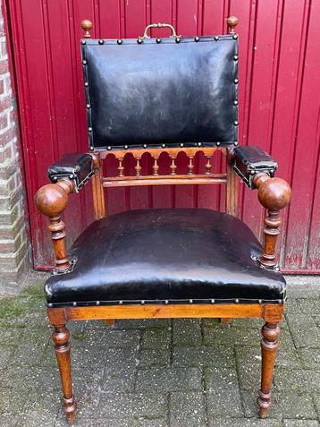 Goedzittende exclusieve antieke stoel beschikbaar voor biedingen